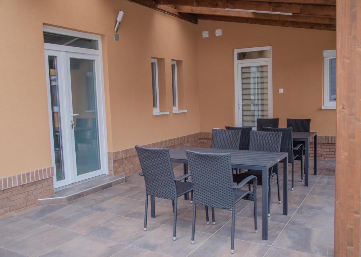 Oros House Apartmanhaz โอโรชาซา ภายนอก รูปภาพ