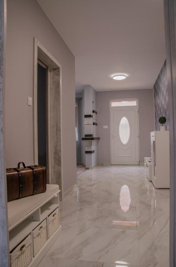 Oros House Apartmanhaz โอโรชาซา ภายนอก รูปภาพ