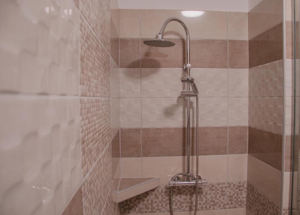 Oros House Apartmanhaz โอโรชาซา ภายนอก รูปภาพ