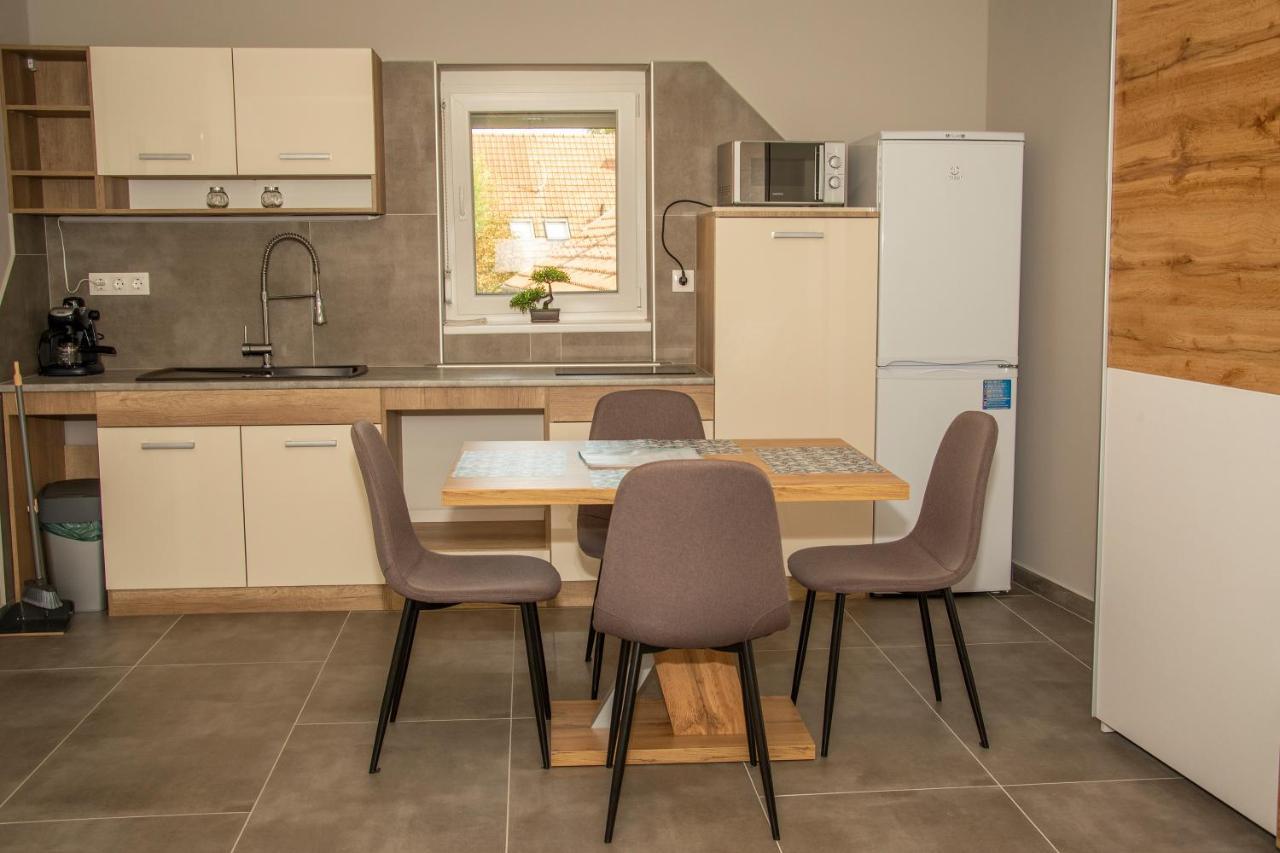 Oros House Apartmanhaz โอโรชาซา ภายนอก รูปภาพ